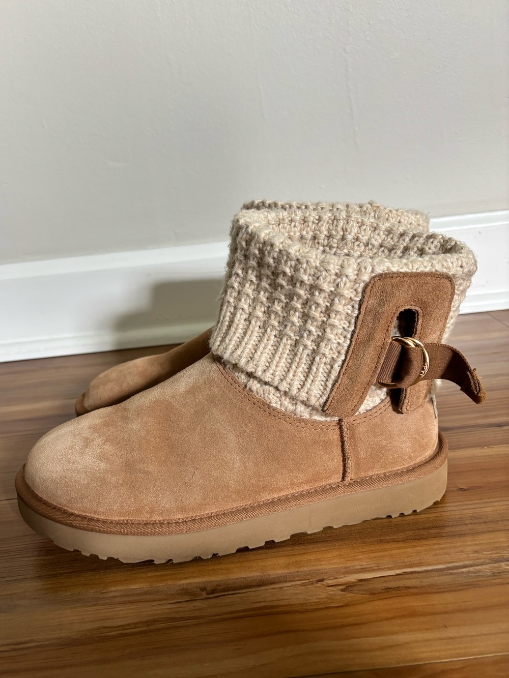 UGG CLASSIC SOLENE MINI Women’s Size 9 BOOTS CHESTNUT